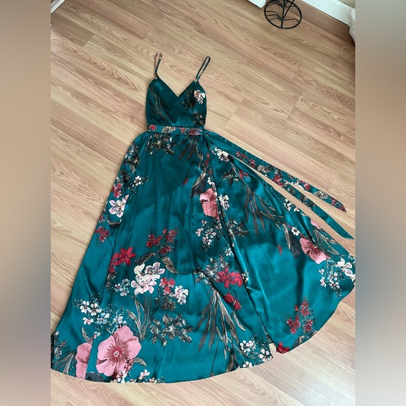 Lulus Dresses & Skirts - Lulu’s - NWOT- Emerald green floral print maxi dress, size small
